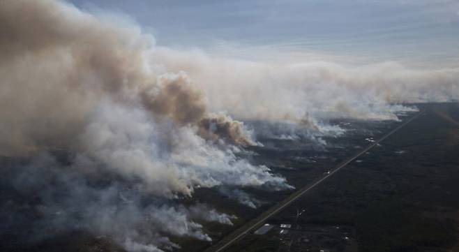 2019년 5월 캐나다 앨버타주에서 발생한 대형 산불로 막대한 연기가 피어오르는 모습이 항공사진에 잡혔다. 산불은 대기뿐만 아니라 토양과 물도 오염시켜 장기적으로 건강에 악영향을 준다는 분석이 나왔다. 앨버타 주정부 제공