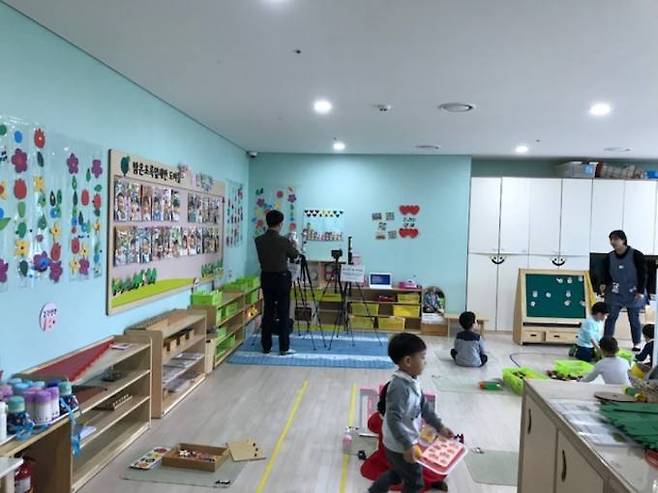경북보건환경 연구원이 어린이집 실내 공기질을 측정하고 있다.(경북도 제공) 2022.05.16.