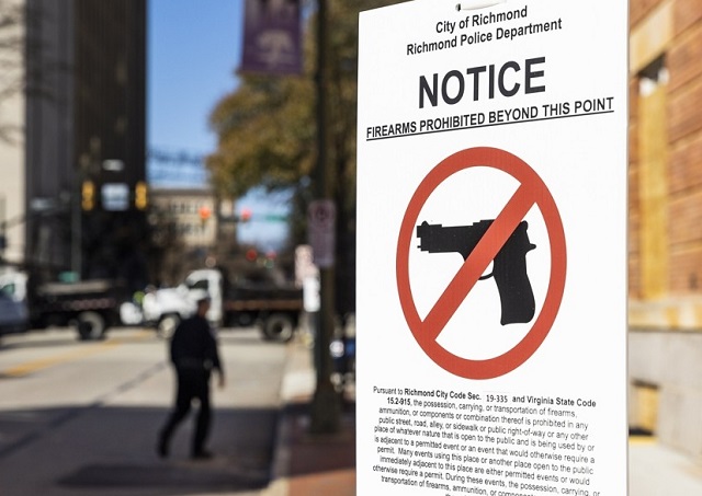 미 버지니아주 의사당 인근에 내걸린 '총기 소지 금지' 알림판. EPA 연합뉴스