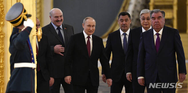 [AP/뉴시스] 16일 모스크바에서 러시아 주도의 집단안보조약기구(CSTO) 정상회의가 열렸다. 왼쪽부터 아르메니아, 벨라루스, 러시아, 키르키스스탄, 카자흐스탄 및 타지키스탄 대통령이 회의장에 입장하고 있다. 구소련 독립국 14개국 중 이 기구 회원국은 옵서버 3국 포함 8국이다.