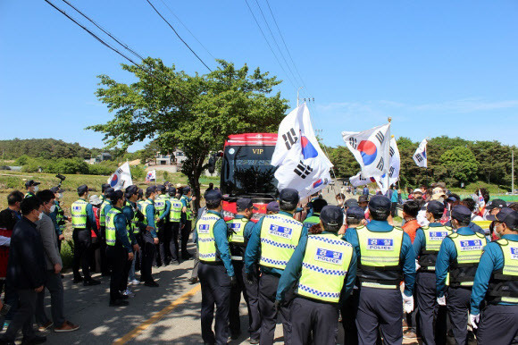 문재인 전 대통령 내외 귀향일인 지난 10일 문 전 대통령 사저가 있는 경남 양산 하북면 평산마을로 들어가는 도로에서 보수단체와 경찰이 실랑이를 벌이고 있다. 양산=뉴스1