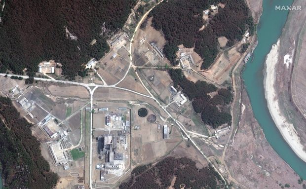 14일(현지시간) 미국 상업위성업체 맥사(Maxar)가 공개한 북한 영변 핵시설 위성사진. 지난달 20일 촬영된 이 사진에서는 북한이 50㎿ 원자로의 2차 냉각 루프를 강에 있는 펌프장과 연결한 것이 확인됐다. 오른쪽 위로 새 파이프가 보인다./로이터 연합뉴스(맥사 테크놀로지 제공)