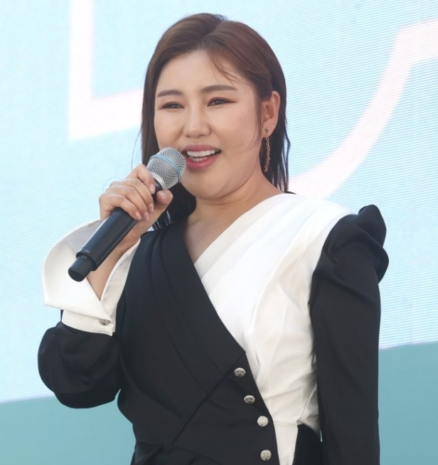 가수 송가인이 15일 오후 서울 중구 청계광장에서 열린 국악교육의 미래를 위한 전 국악인 문화제에서 노래를 부르고 있다./연합뉴스