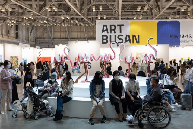 지난 12~15일 벡스코에서 열린 아트부산에 10만명 이상의 관람객이 방문했다. 주최측은 760억원의 총 매출을 달성했다고 발표했다. /사진제공=아트부산
