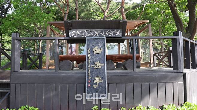 이번에 개방된 청와대 등산로에 있는 백악정. 이 정자 양옆으로 김대중 전 대통령과 노무현 전 대통령의 기념식수가 식재되어 있다.(사진=강경록 기자)