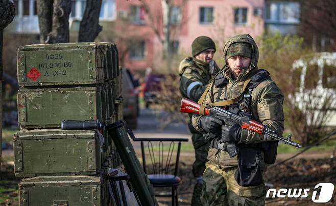 체첸 공화국 군인들이 15일(현지시간) 우크라이나 마리우폴에서 전투를 지켜보고 있다. © 로이터=뉴스1 © News1 김민수 기자