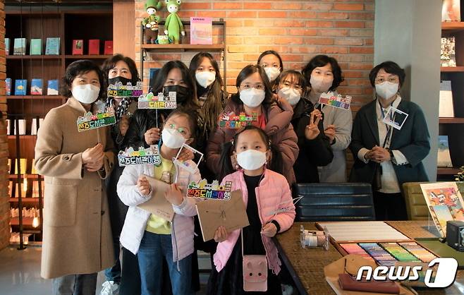 전주도서관 여행 참가자들.(전주시 제공)© 뉴스1