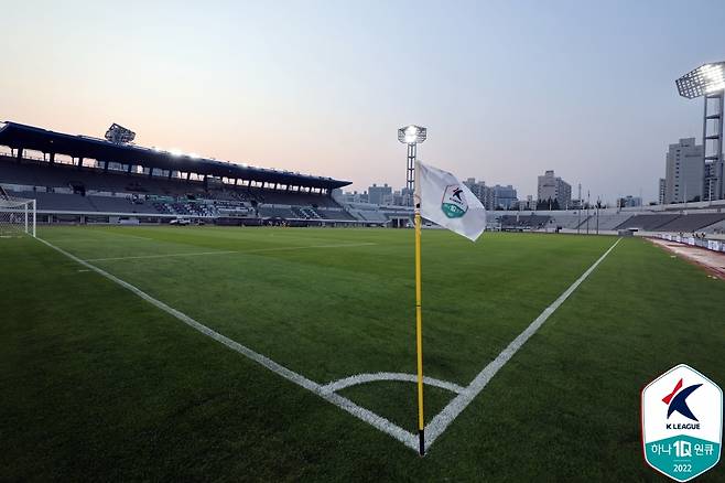 두 달 여 만에 잔디를 보수하고 재개장한 목동종합운동장 (한국프로축구연맹 제공) © 뉴스1