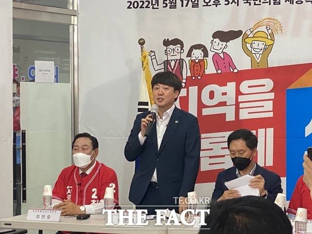 이준석 대표가 최민호 세종시장 후보 캠프를 방문해 인사말을 하고 있다. / 세종 = 표윤지 기자