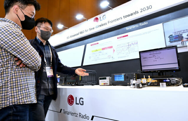 LG전자 직원이 'IEEE ICC 2022'에서 6G 무선 송수신 테스트를 시연하기에 앞서 카이스트와 함께 개발한 6G 테라헤르츠 안테나 모듈을 소개하고 있다.(사진=LG전자)