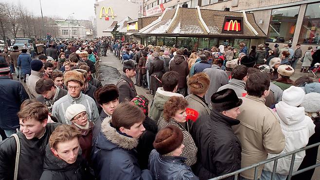 1990년 맥도날드 러시아 1호점 오픈 당시 길게 줄을 늘어선 러시아인들. /트위터 캡처