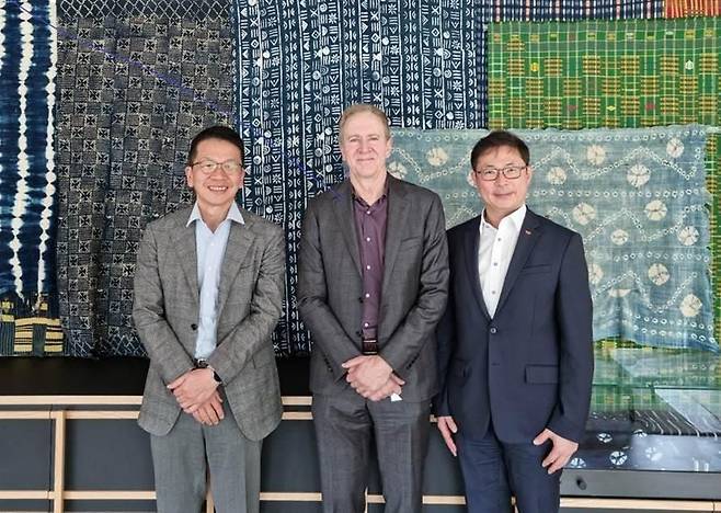 17일 기념 촬영하는 SK와 게이츠재단 임원들. 왼쪽부터 SK디스커버리 최창원 부회장, 게이츠재단의 트레버 먼델 글로벌 헬스 부문 대표, SK바이오사이언스 안재용 사장. SK바이오사이언스 제공