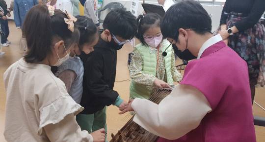 음성 동성초등학교(교장 이기태)는 지난 16일부터 20일까지 국립국악원에서 운영하는 찾아가는 교실음악회 '국악배달통' 공연을 실시한다. 사진=동성초 제공