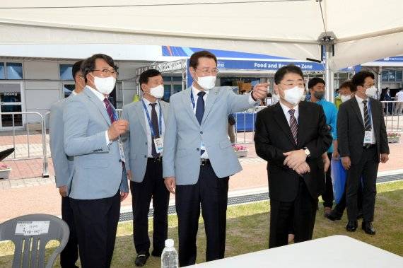 '광주 2022 양궁월드컵'이 17일 개막한 가운데 이용섭 광주광역시장이 광주국제양궁장을 찾아 현장을 점검하고 자원봉사자와 관계자들을 격려하고 있다.사진=광주광역시 제공