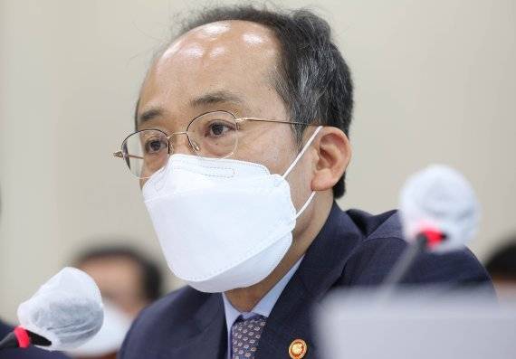 추경호 경제부총리 겸 기획재정부 장관이 17일 오전 서울 여의도 국회에서 열린 기획재정위원회 전체회의에 출석해 의원들의 질의에 답하고 있다. 사진=뉴시스