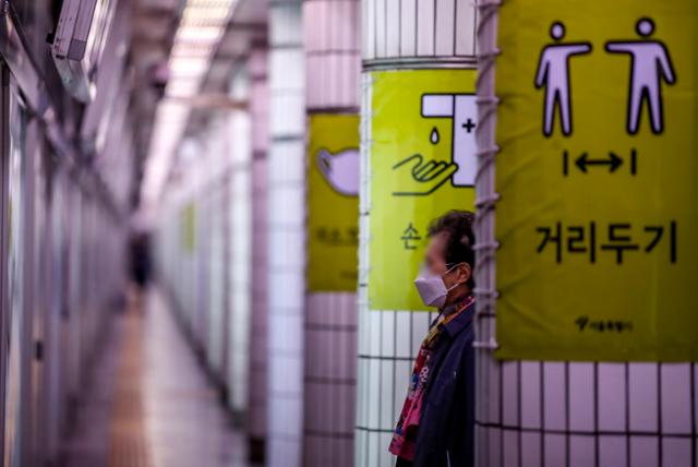 정부의 사회적 거리두기가 해제된 지난달 19일 오전 서울 중구 시청역에서 마스크를 쓴 시민이 지하철을 기다리고 있다. 뉴시스