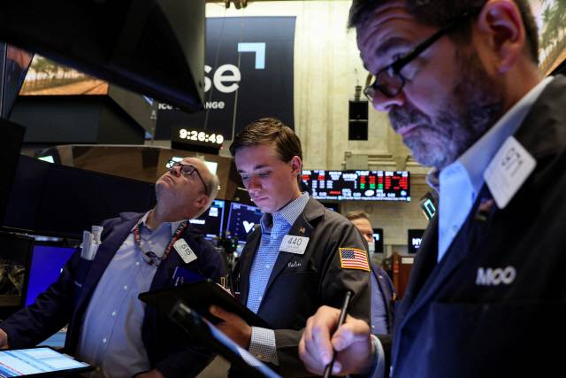 ▲ 미국 뉴욕증권거래소(NYSE) 입회장에서 트레이더들이 업무를 처리하고 있다. 연합뉴스