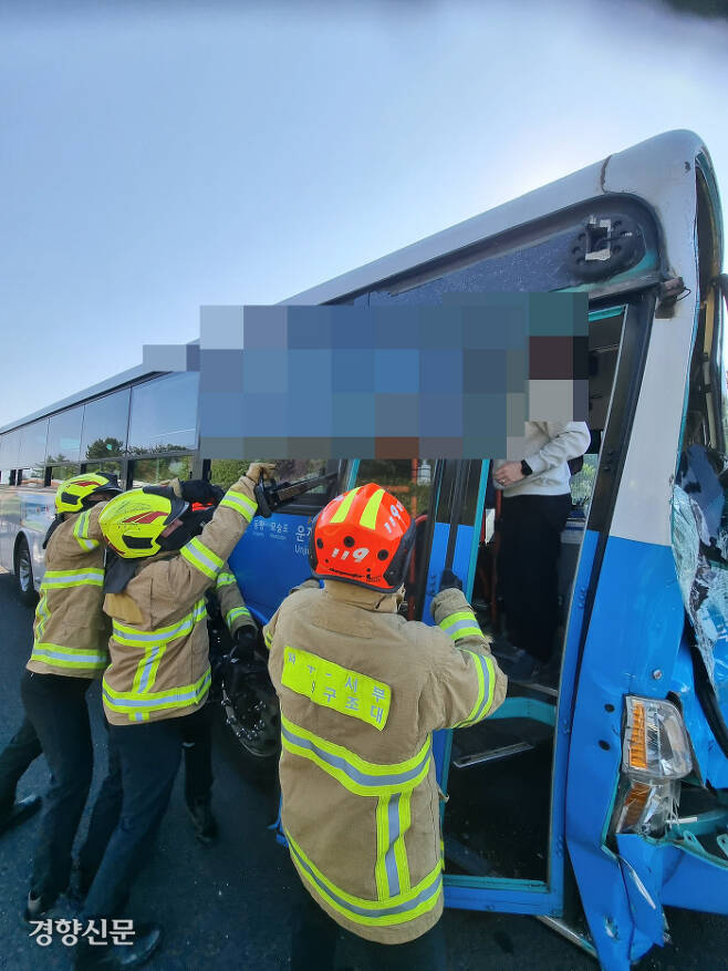 제주 평화로에서 버스와 트럭이 충돌해 1명이 사망하고 16명이 부상 당했다. 제주소방안전본부 제공