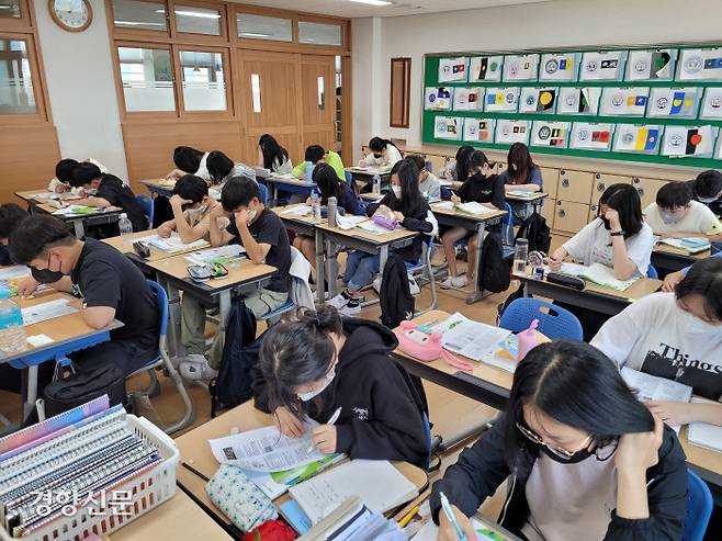 경북 포항중앙초등학교 6학년3반 학생들이 지난 16일 경향신문에 실린 ‘다함께 풀어보는 5·18퀴즈’ 를 풀어보고 있다. 5·18기념재단 제공.