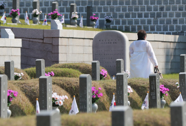 제42주년 5·18 민주화운동 기념일을 하루 앞둔 17일 오전 광주 북구 국립 5·18 민주묘지에서 유족들이 가족 열사 묘를 찾아 고인을 추억하고 있다. 연합뉴스