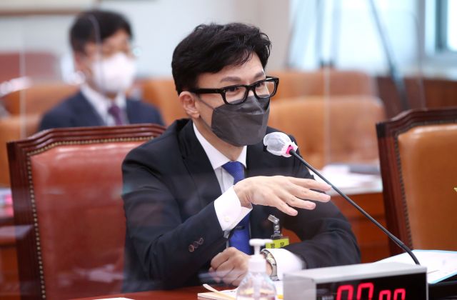 한동훈 법무부 장관이 지난 9일 오후 국회에서 열린 인사청문회에서 의원질의에 답변하고 있다. 연합뉴스