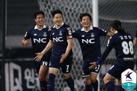 기뻐하는 이랜드 선수들[한국프로축구연맹 제공]