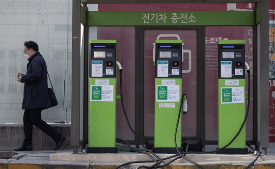 서울 시내의 한 공영주차장에 설치된 전기차 충전기의 모습. /사진=뉴스1