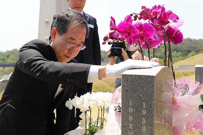 한덕수 국무총리 후보자가 17일 광주 북구 국립 5·18민주묘지를 참배하고 있다. 한 후보자는 임명동의안이 통과되지 않아 기념일 하루 전 개인자격으로 참배하게 됐다고 밝혔다. 연합뉴스