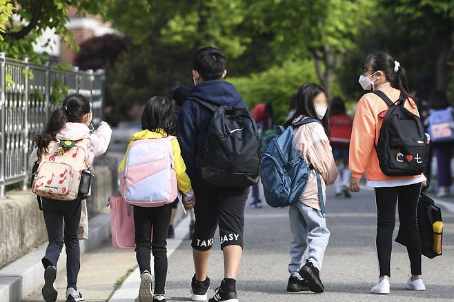 전국 모든 학교에서 정상 등교가 이뤄진 지ㅏㄴ 2일 서울 광진구 광장초등학교 학생들이 등교하고 있다. [연합]