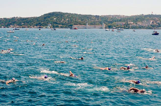 아시아와 유럽을 가르는 이스탄불 보스포러스해협. 한국 기업 주최로 몇년전 열렸던 유라시아 횡단 수영대회