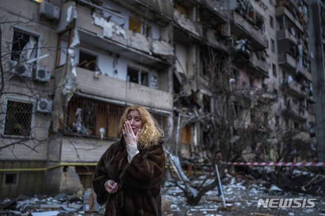 [키예프=AP/뉴시스] 러시아의 공습으로 파괴된 아파트 앞에서 우크라이나 키이우 시민이 흐느끼고 있다. (사진=뉴시스DB). 2022.02.25. *재판매 및 DB 금지