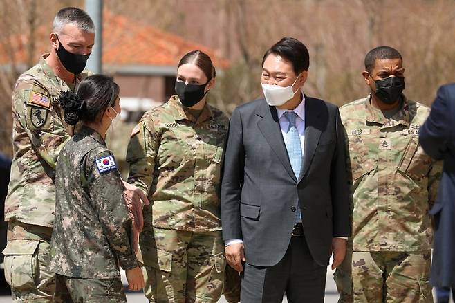 [서울=뉴시스] 윤석열 대통령 당선인이 지난 7일 경기도 평택에 위치한 주한미군 캠프 험프리스를 방문해 관계자들과 대화하고 있다. (사진=주한미군 공보실 제공) 2022.04.07. photo@newsis.com *재판매 및 DB 금지