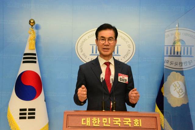 ▲김상권 후보가 17일 국회 소통관에서 열린 ‘전국 중도·보수 교육감 후보 연대’ 출범식에 참석해 가진 기자회견에서 인사말과 함께 필승을 다지고 있다. ⓒ선거사무소