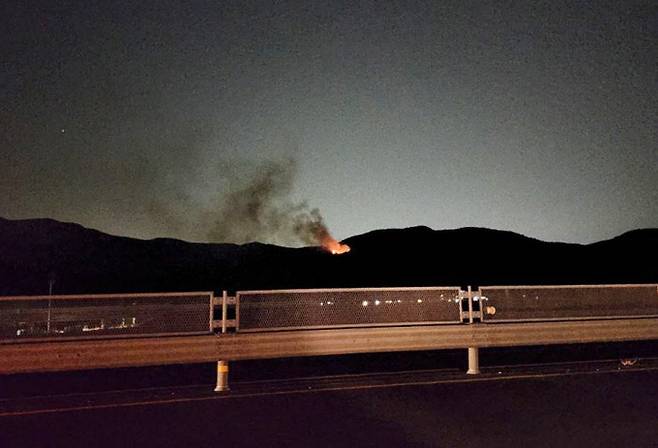 17일 경북 경주 한 야산에서 발생한 불로 연기가 피어오르고 있다. 산림청 제공 