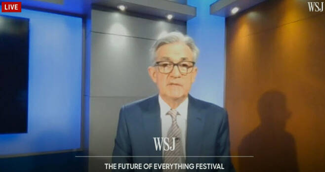 제롬 파월 미국 연방준비제도(Fed) 의장이 17일(현지시간) 일간 월스트리트저널(WSJ)과 화상으로 인터뷰를 하고 있다. (출처=WSJ)
