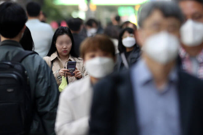 실외 마스크 착용 의무 해제 첫날인 2일 오전 서울 중구 을지로입구역 인근에서 한 시민이 마스크를 벗고 이동하고 있다. (사진=뉴시스)