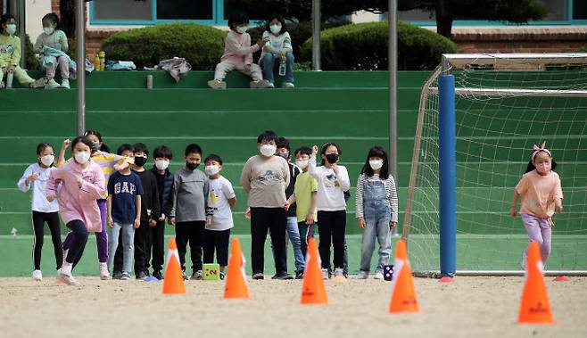 거리두기 조치가 모두 해제된 18일 오전 광주 남구의 한 초등학교에서 학생들이 운동회를 하고 있다. (사진=연합뉴스)