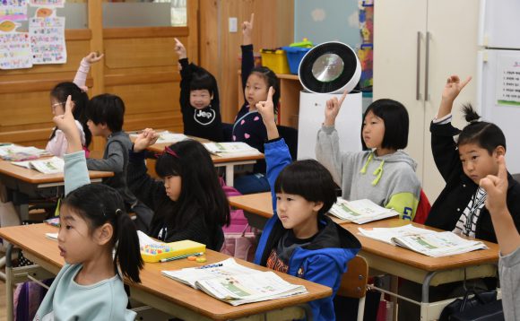 경기도의 한 초등학교 1학년 교실에 공기청정기가 설치돼 있다. [사진=뉴스1]