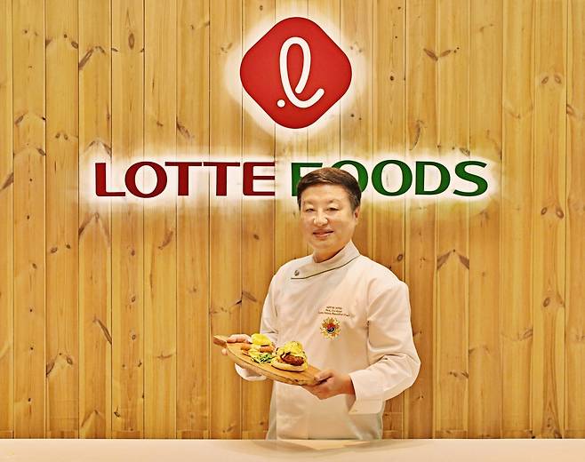 직접 요리한 Chefood 특별 메뉴를 선보이는 남대현 명장(롯데푸드 제공) © 뉴스1