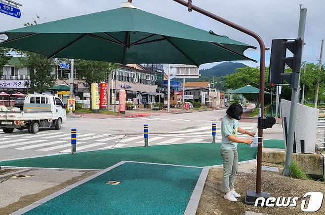 전북 순창군청 공무원이 횡단보도 인근에 설치돼 있는 그늘막을 점검하고 있다.(순창군 제공)2022.5.18/© 뉴스1