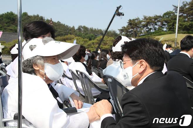 강기정 더불어민주당 광주시장 후보가 5·18민주화운동 42주년 기념식에 참석해 오월어머니를 위로하고 있다.(강추캠프 제공)2022.5.18/뉴스1 © News1