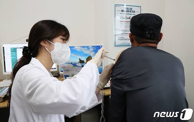 60세 이상 사전예약자에 대한 코로나19 4차 예방접종이 시작된 지난 4월25일 서울 강서구 부민병원에서 한 시민이 백신을 접종하고 있다. 2022.4.25/뉴스1 © News1 사진공동취재단