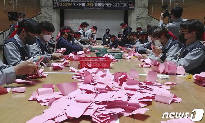현대중공업 노조 조합원들이 12일 현대중공업 울산 본사에서 2021년 임금협상 2차 잠정 합의안에 대한 찬반투표를 마치고 개표를 하고 있다. (현대중공업 노조 제공) 2022.5.12/뉴스1 © News1 조민주 기자