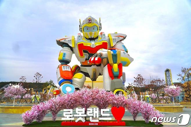 로봇랜드 ‘가디언 로봇’ 앞에 화사한 벚꽃 포토존이 조성돼 있는 모습의 자료사진.© 뉴스1
