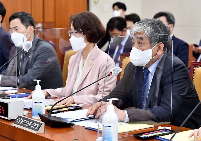 한상혁 방송통신위원회 위원장이 지난달 26일 오후 서울 여의도 국회에서 열린 과학기술정보방송통신위원회 전체회의에서 발언하고 있다. /공동취재단