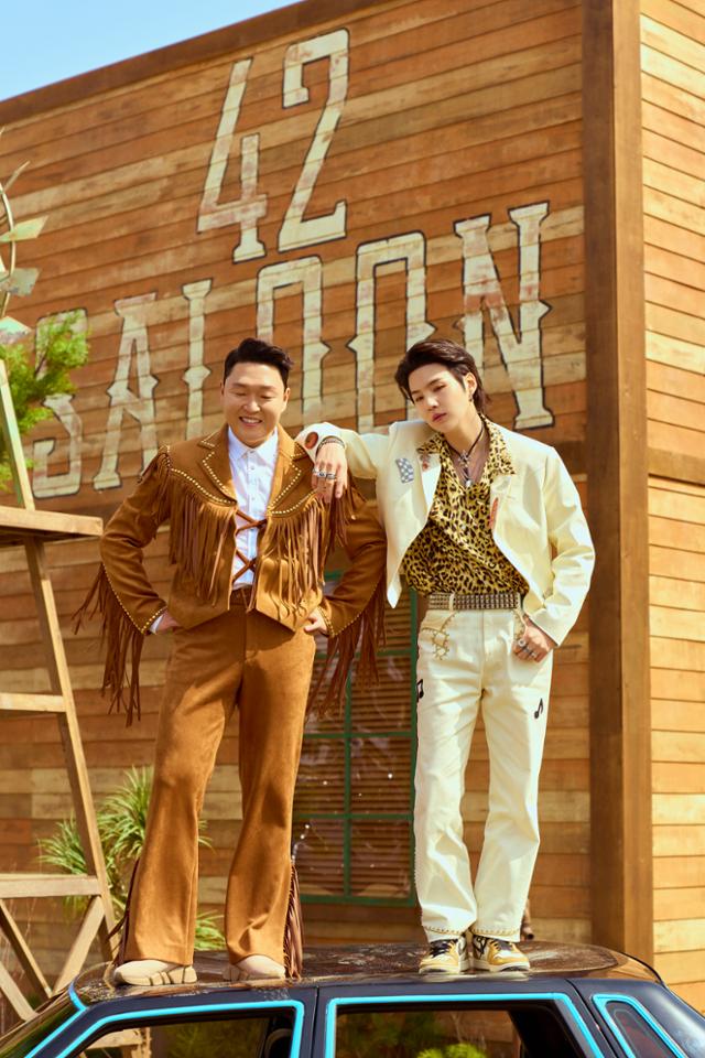 싸이(왼쪽)와 방탄소년단 멤버 슈가가 싸이의 신곡 '댓댓' 뮤직비디오 촬영을 하고 있다. 피네이션 제공