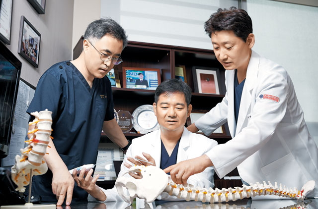 (왼쪽부터) 연세바른병원 신경외과 김세윤·조보영·이상원 원장이 척추질환 비수술 치료에 대해 논의하고 있다./신지호 헬스조선 기자