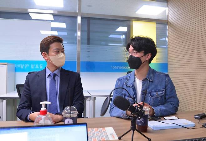 인터뷰에 함께한 케이파워 김지훈 부사장(좌)과 에쓰오일 이세훈 과장(우), 출처: IT동아