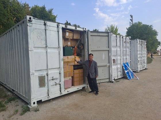 아이티로 보내기 위해 모은 구호물품이 부산 삼성여고 운동장 컨테이너에 쌓여있다. 김민주 기자