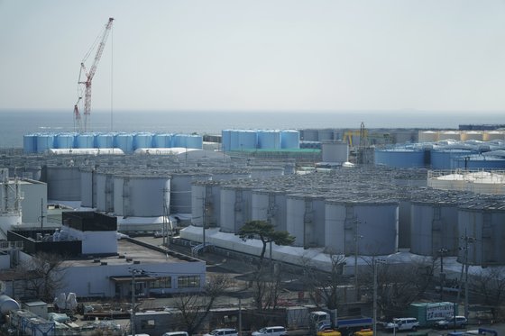 지난 3월 3일, 일본 후쿠시마 제1원전 부지에 오염수가 담긴 탱크가 늘어서 있다. 일본 원자력규제위원회는 18일 도쿄전력이 제출한 오염수 방출 계획을 승인했다. [AP= 연합뉴스]